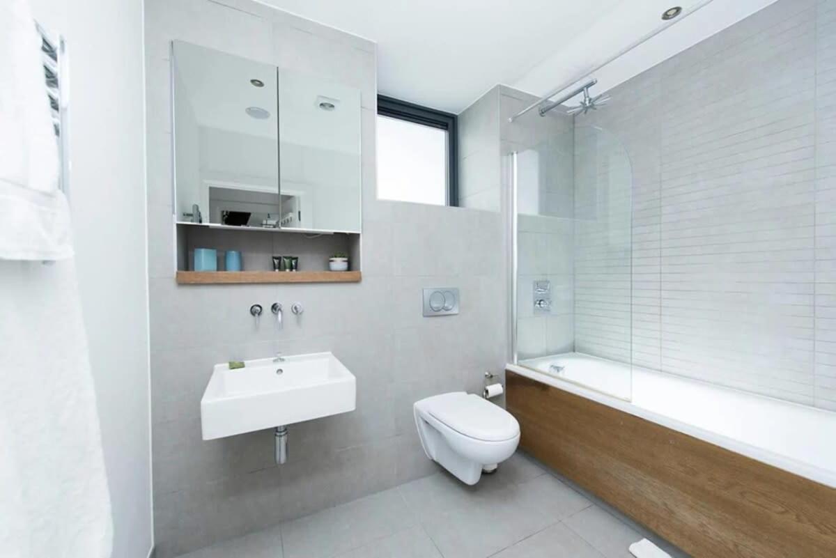 Modern 2 Bed Apartment W Balcony In London Exterior foto